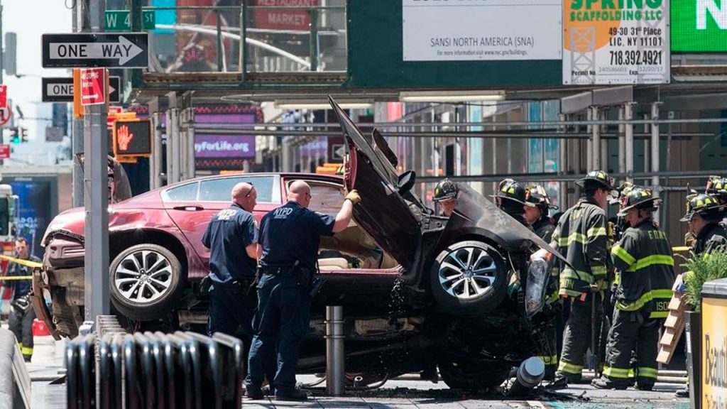 Video de un hombre que se salvo de accidente en Times Square