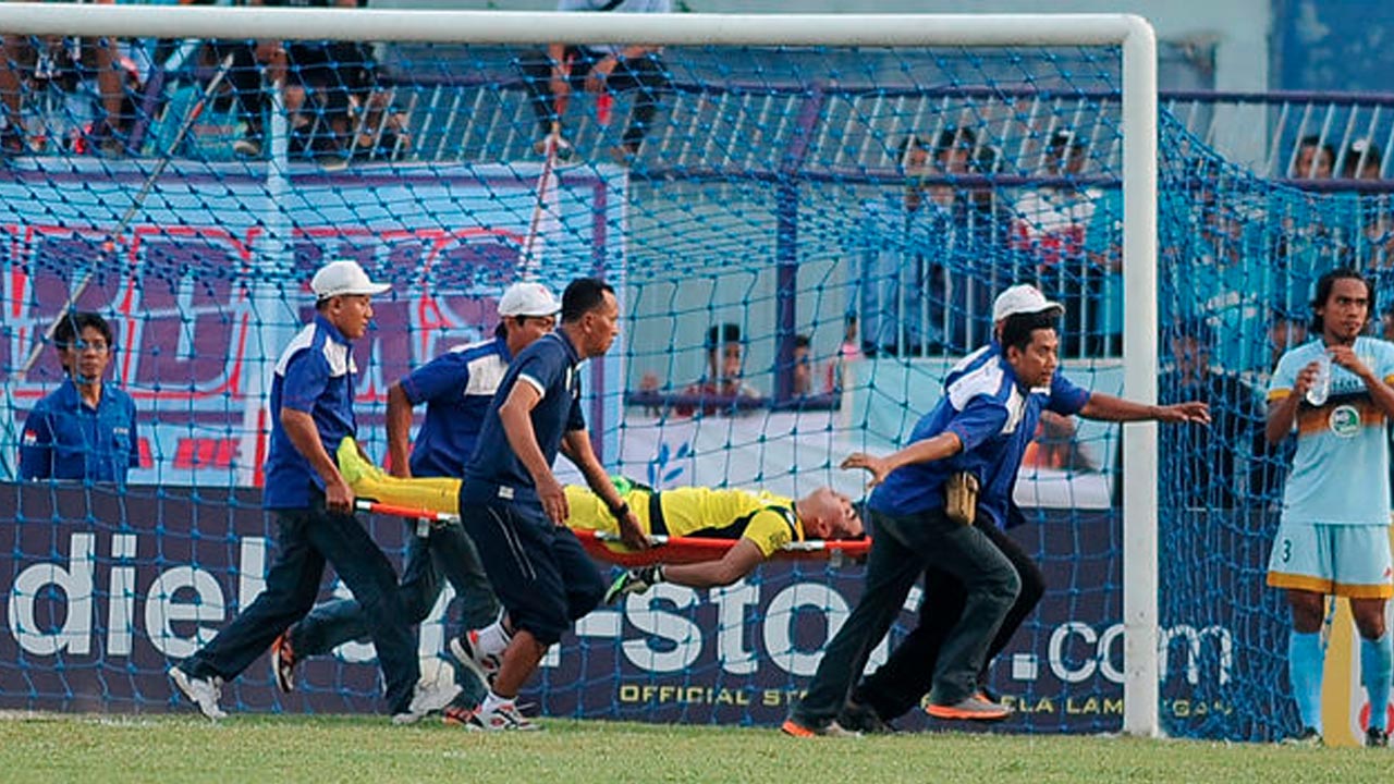 MUERE PORTERO EN PARTIDO DE FUTBOL INDONESIA