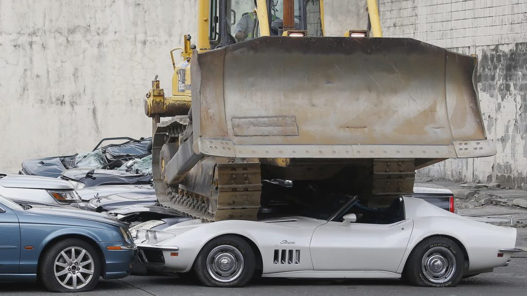 DESTRUYEN CARROS DE LUJO EN SEGUNDOS