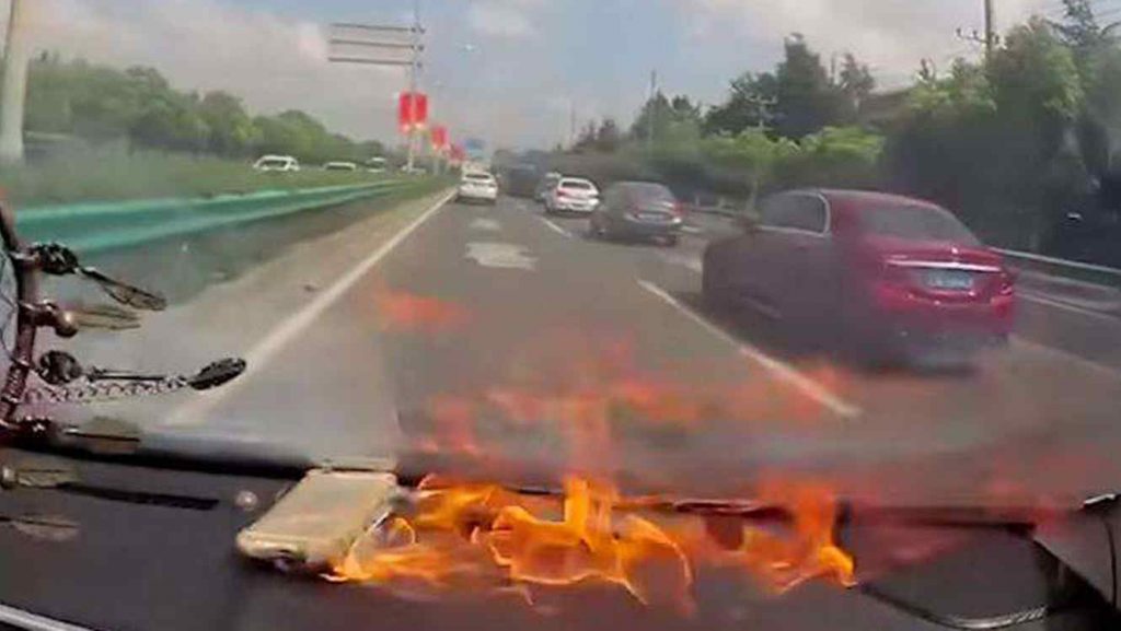 iPhone explotando en un auto